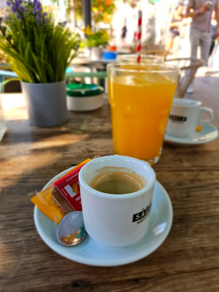 Zumo de naranja y café solo